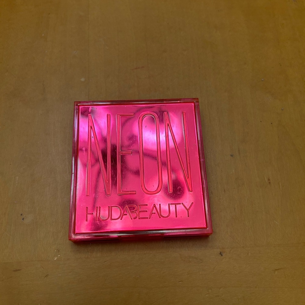 HUDA BEAUTY Neon Eyeshadow Palette - Vibrant Pink